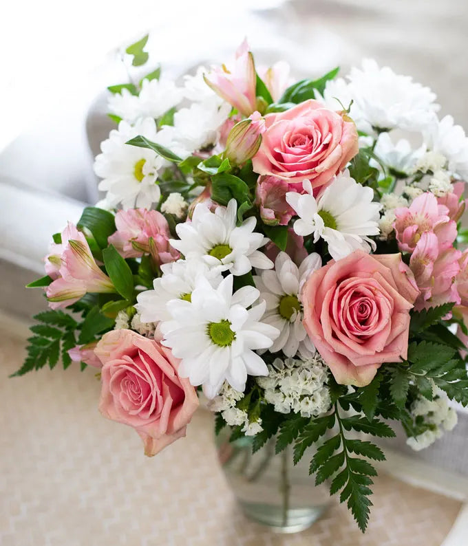 Délice de marguerites et de roses pastel
